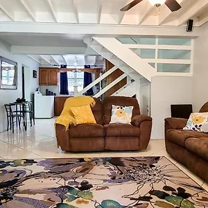 Apartment Cheerful 2 - Bedroom Townhouse With Free Parking In New, Kingston